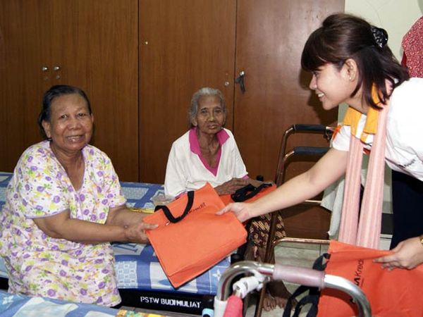 Adira Bagi-bagi Sembako