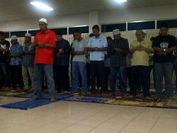Setelah buka puasa, mereka pun melaksanakan salat magrib berjamaah. Berkompetisi hanya di lapangan, di luar itu, pemain sangat akrab, demikian antara lain komentar pelatih Arema Indonesia, Rahmad Darmawan.