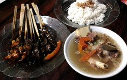 Sate Anda: Mantap Hangat Sop Iga Bening dan Sate Kambing Berbumbu Lada!