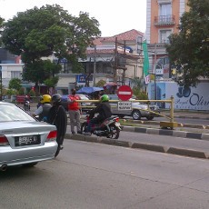 Patroli di Jalur TransJ dan Bantu Korban Kecelakaan