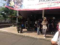  Cerita Tentang Pria Berbaju Loreng & Pintu Istimewa KRL Pasar Minggu