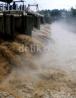 Ciliwung Meluap, Jakarta Diprediksi Banjir Besok Pagi