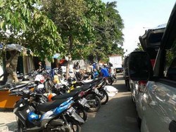 Barang Ekspedisi di Dekat Stasiun Senen Membeludak dan Bikin Macet