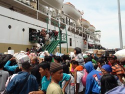 Penumpang Kapal Membludak di Pontianak, Sempat Ricuh
