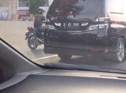 Ini Dia Penampakan Pelat Nomor Land Cruiser di Vellfire