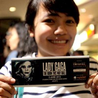 Penjual Tiket Tak Resmi, Bisa Untung Bisa Deg-degan