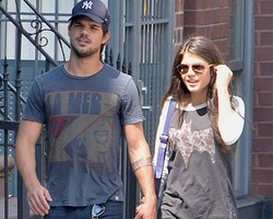 Foto: Taylor Lautner Ekspos Kemesraan dengan Marie Avgeropoulos