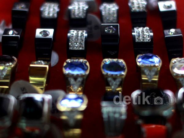 Jelang Lebaran, Perhiasan Imitasi Laris