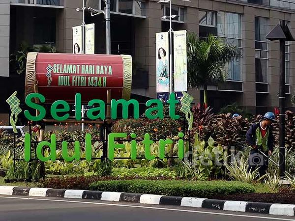 Ucapan Idul Fitri Hiasi Gedung di Jakarta