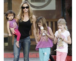 Foto: 9 Selebriti Bergaya Kasual Stylish dengan Anaknya