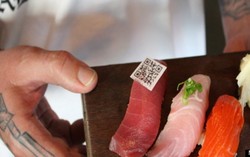 Pastikan Ikan Tidak Palsu, Restoran Sushi Ini Sajikan Sushi dengan Barcode
