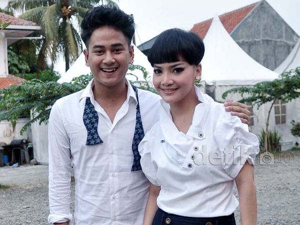 Dwi Andhika dan Irma Dharmawangsa Tampil Serasi