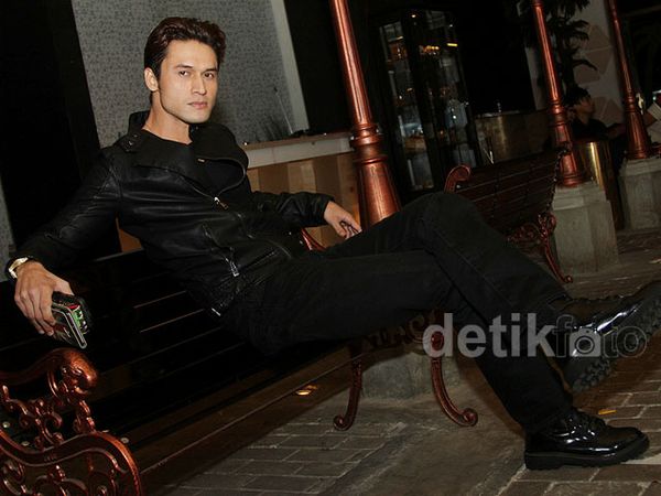 Man in Black, Indra Bruggman