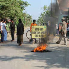 Warga Blokir Jalan & Bakar Ban Keluhkan Debu Proyek Tol Gempol-Pasuruan