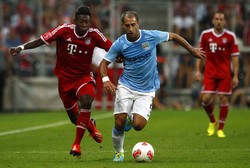 David Alaba (kiri) mengawal ketat Pablo Zabaleta (kanan). Reuters/Michaela Rehle.