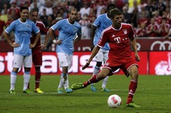 Bayern mendapat hadiah tendangan penalti setelah Pablo Zabaleta melakukan handball ketika tengah mengawal Mandzukic. Mueller yang maju sebagai algojo, sukses menjalankan tugasnya. Reuters/Michaela Rehle.