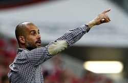 Pep Guardiola memberikan arahan kepada para pemain Bayern. Reuters/Michaela Rehle.