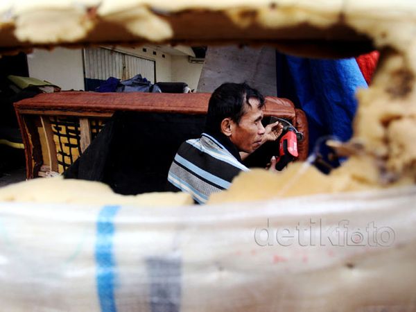 Jelang Lebaran Omset Reparasi Sofa Meningkat