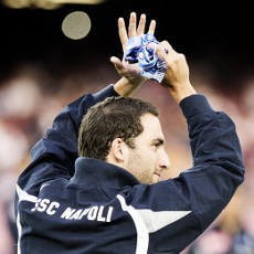 Higuain Berharap Bisa Cetak Gol Lebih Banyak dari Cavani