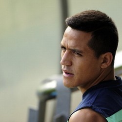 Dirumorkan Jadi Incaran Napoli, Sanchez Tak Dijual Barca