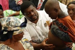 Tiap Akhir Pekan, Dokter Ini Jelajahi Pelosok Beri Pengobatan Gratis