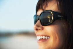 Tak Hanya Gaya, Kacamata Anti UV Juga Lindungi Mata dari AMD