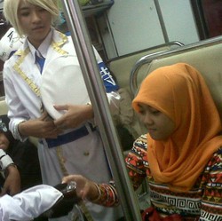 Saat Tokoh Kartun Jepang Bagi-bagi Takjil di Semarang