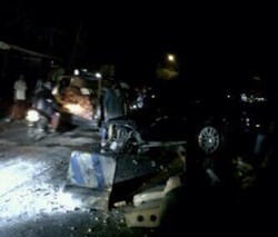 Fortuner Tabrak Pembatas Jalan Beton di Depan IISIP
