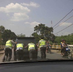 Hebat! 4 Polisi Berpanas-panasan Bantu Dorong Mobil Pemudik yang Mogok