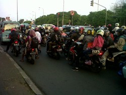 Bawa Tas dan Kardus, Pemudik Bermotor Mulai Tinggalkan Jakarta