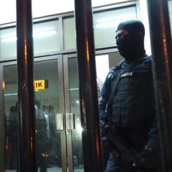 Dikawal Polisi Bersenjata, Hercules Dijebloskan Kembali ke Rutan Polda