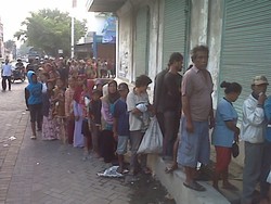 Orang-orang ini Antre Sejak Kemarin Demi Dapatkan Zakat di Semarang