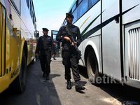 Brimob Jaga Keamanan Pemudik