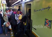 Pemudik Padati Stasiun Gambir