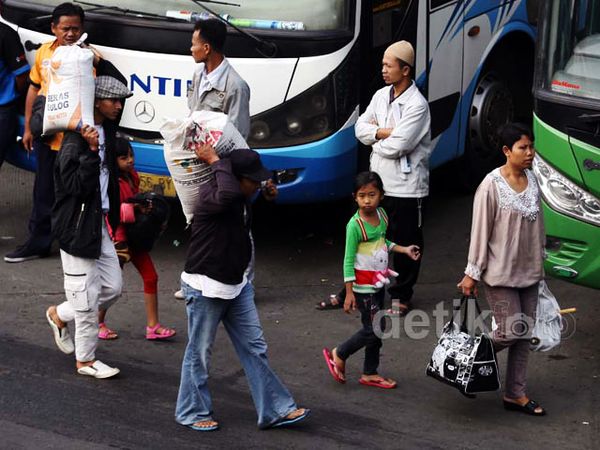 Pemudik Juga Serbu Terminal Lebak Bulus