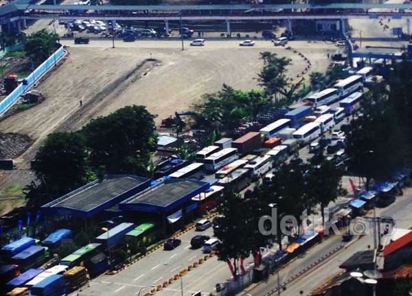 Pemudik Mulai Padati Pelabuhan Merak