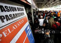 Pemudik di Stasiun Senen Membludak