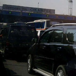 Jakarta-Cikampek Lancar, Macet Panjang 1 Km Jelang Pintu Tol Cikampek