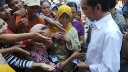 Caleg PDIP Temani Jokowi Bagi-bagi THR