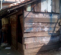  Dengan Rp 10 Juta, Mensos Bantu Perbaiki 2 Gubuk Reyot di Cilincing