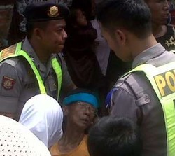 Ribuan Warga Berebut Pembagian Zakat di Kediaman Adik Soeharto