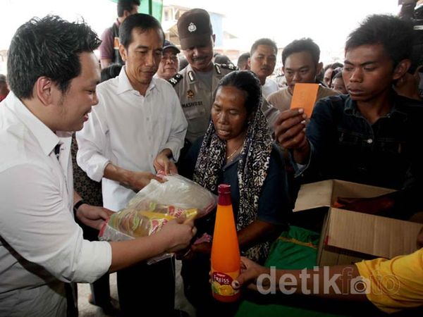 Jokowi Pantau Pembagian 4.000  Sembako