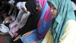 Pria Turki Ciptakan Sajadah Empuk Anti Nyeri Lutut