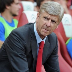Imbang dengan Napoli, Wenger Komentari Lini Belakang Arsenal
