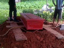 Jenazah Model Cantik Della Dimakamkan