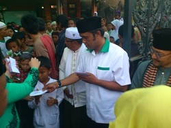 Bupati Garut Bagi Sembako dan Amplop, 1.000 Anak Yatim dan Lansia Antre