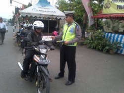Polisi Bagikan 4 Ribu Peta ke Pemudik yang Memasuki Kota Semarang