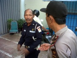 Marah karena ATM Tak Kunjung Keluarkan Uang, Pria Bermobil Serang Satpam