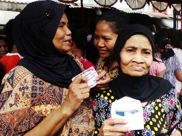 Jokowi Bagikan Zakat Mal di Tambora