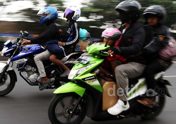 Bocah-bocah Penantang Maut di Jalur Pantura